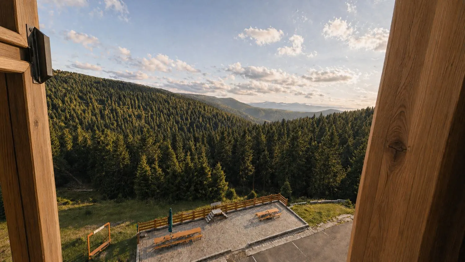 Výhled z lodžie apartmánu na hřebeny Jeseníků